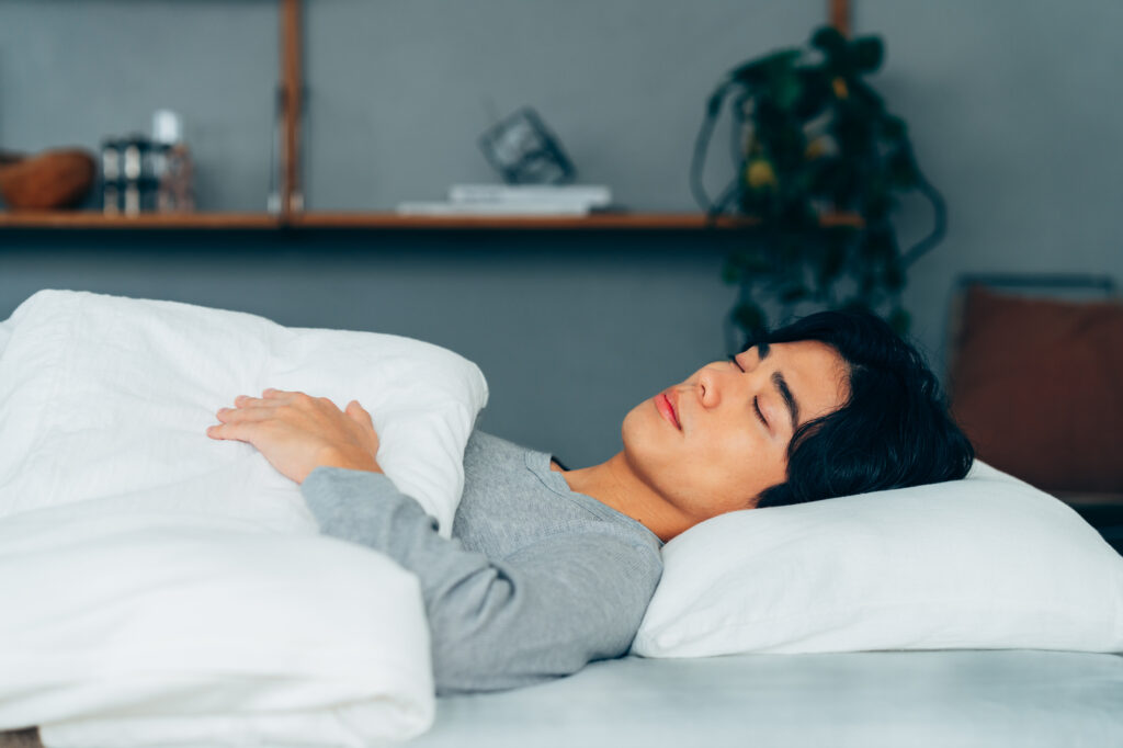ベッドの下にゴキブリがいなくなって熟睡している人