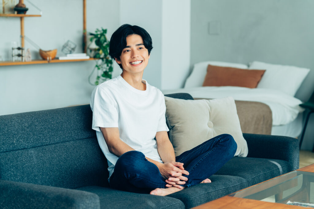 一人暮らしでゴキブリが退治できない人が、業者にゴキブリ退治を頼んで安心している様子