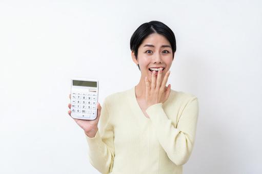 仏壇をおすすめ買取業者に思わぬ高額で買取してもらい喜ぶ女性
