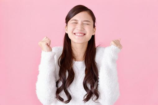 おすすめ業者などで高額買取が可能なソファの例に喜ぶ女性
