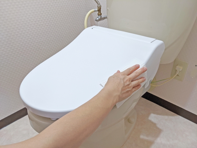 トイレ掃除しているダスキンスタッフの手