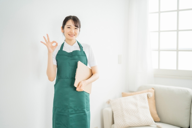 一部屋だけのハウスクリーニングも問題ないと説明する女性スタッフ