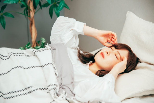 虫を見失った不安で寝れなくなり困っている女性