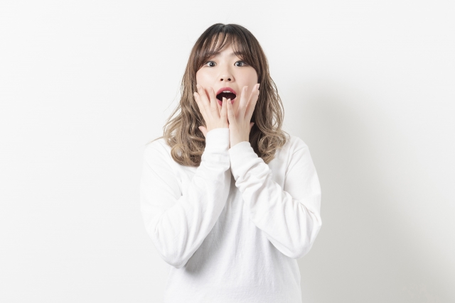 家の中に蜂が入ってきて怖いと思っている女性