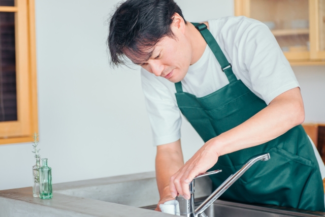 ハウスクリーニングの水まわりパックで作業する男性