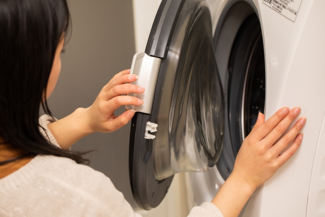 口コミで気になっている洗濯機のまじんを利用するかどうか迷っている女性