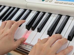 電子ピアノを買取業者に売却する前に弾く人