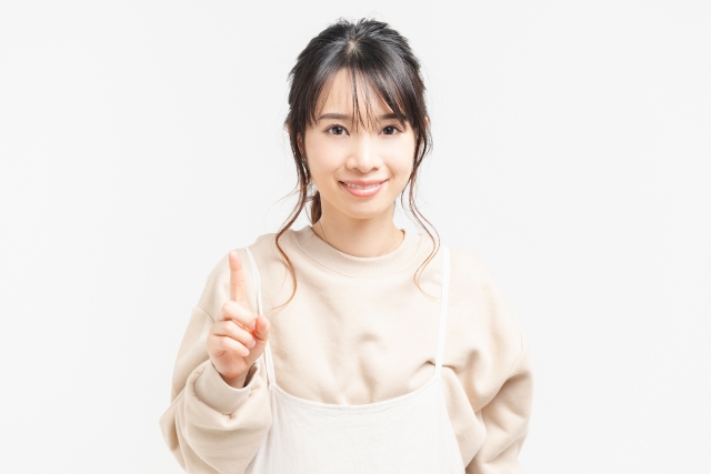 大量発生したカツオブシムシの駆除方法を教える女性
