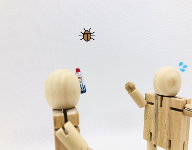 虫を見失った不安で寝れない人が虫を見つけて駆除するイメージ