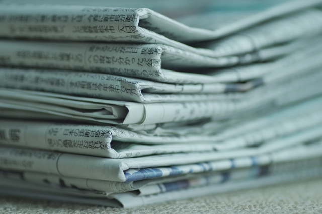 見失ったカメムシを駆除するために用意した新聞紙