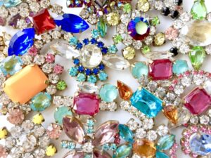 【種類別】宝石の見分け方徹底ガイド！判別できないときの対処法や売却時の注意点も