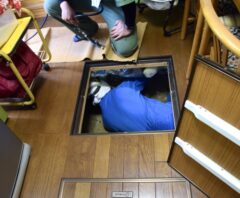 室内の床掃除をしている様子
