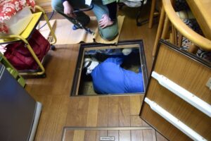 室内の床掃除をしている様子