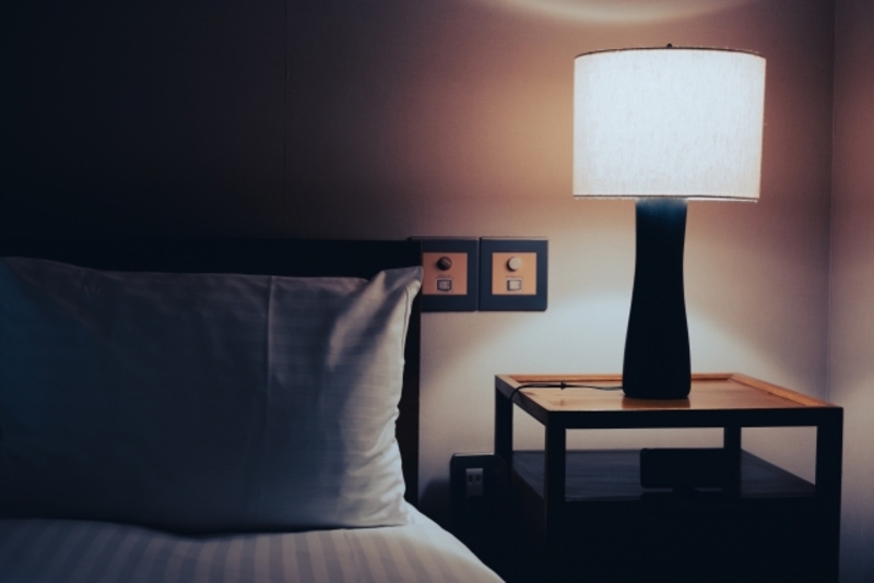 ムカデは電気をつけて明るい部屋で寝ると寄ってこない？夜間就寝時の最強対策を徹底検証