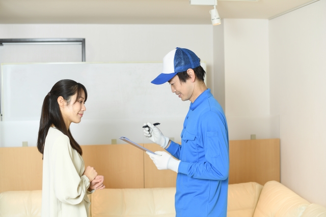 クリーニング業者が訪問先の利用者と話している場面