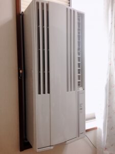 室内に設置された縦型の窓用エアコン
