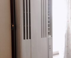 室内に設置された縦型の窓用エアコン