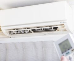 エアコンが点滅するのはなぜ？途中で止まる原因や対処法を徹底解説