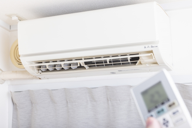 エアコンが点滅するのはなぜ？途中で止まる原因や対処法を徹底解説