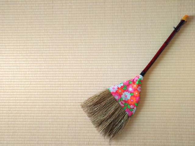 畳の上に置かれた和風の小さなほうき