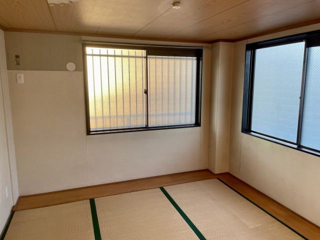 日当たりのよい畳の部屋（和室）の全景