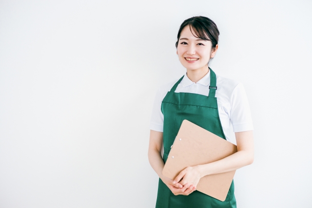 口コミを含めて洗濯機のまじんなどの業者を選ぶ際のポイントを教えてくれる女性