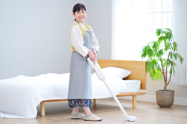 家の中で小さい虫が大量発生しないよう掃除する女性
