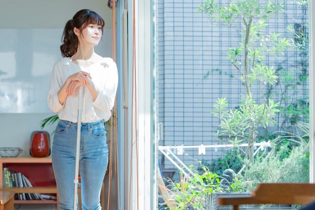 虫を見失った不安で寝れない状況を作らないために掃除をする女性