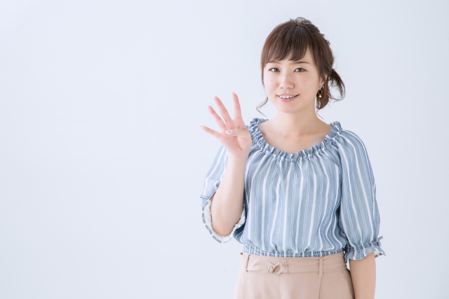 JAFのエアコンクリーニングの選び方を教える女性