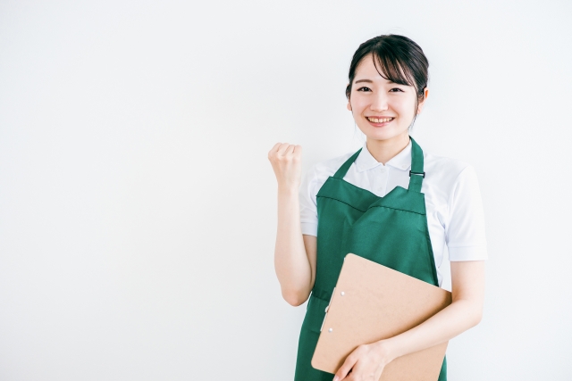 ハウスクリーニングのパックプランをお得に利用するコツを教える女性