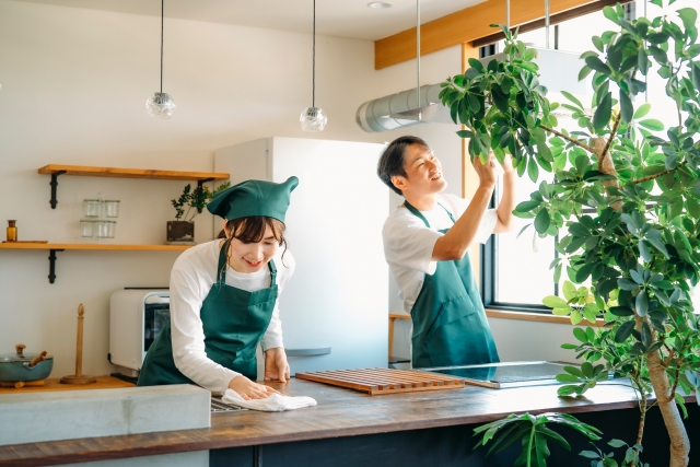 どこまで綺麗になるのか期待してハウスクリーニング業者のスタッフの作業を見ているところ