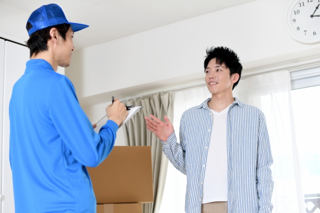 作業スタッフと話す依頼者