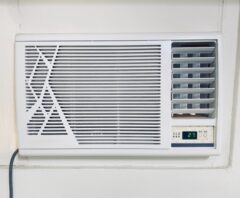 室内に設置された窓用エアコンの正面ビュー