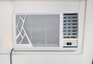 室内に設置された窓用エアコンの正面ビュー