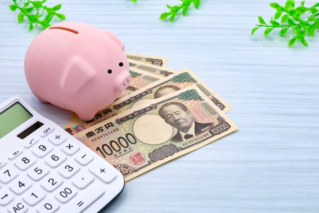 費用計算イメージ（電卓と貯金箱、紙幣）