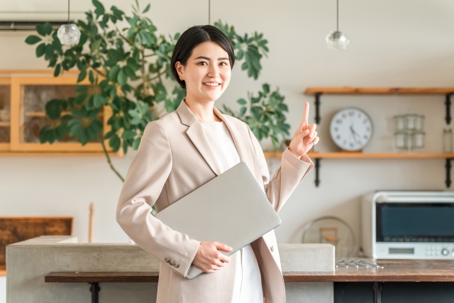 書類を持った女性