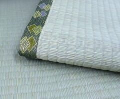 畳の一部がめくれて裏面が見えている状態