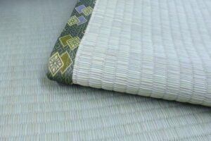 畳の一部がめくれて裏面が見えている状態