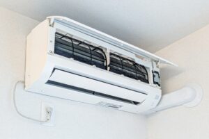 清掃後で内部がきれいになったエアコンの吹き出し口