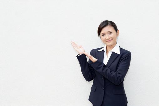 七五三着物の買取手順を解説する女性
