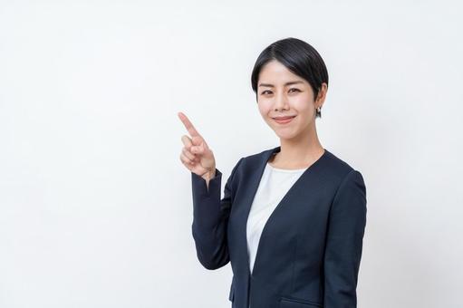 高額買取をしてもらいやすい七五三着物を紹介する女性