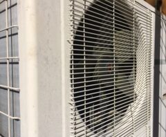 窓用エアコンの外側フィルター部分の接写画像