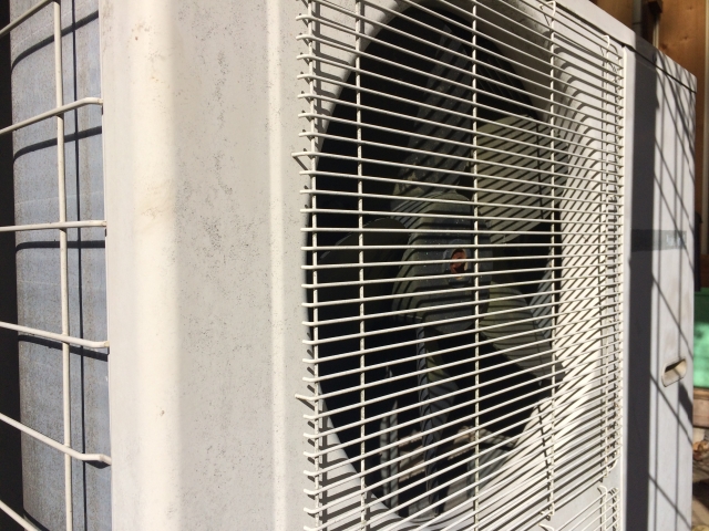 屋外に設置された窓用エアコンの排気口