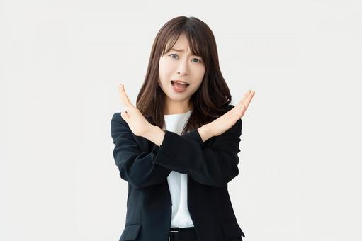 買取不可になりがちなソファのケースを紹介する女性
