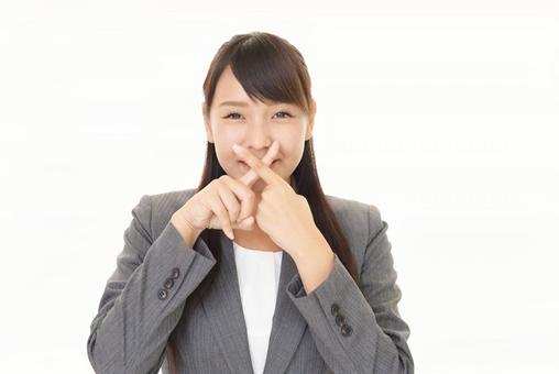 買取不可になりががちな七五三着物について解説する女性