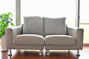 おすすめの買取業者に売却予定のソファ