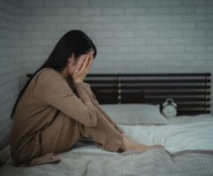 虫を見失った不安で寝れない女性