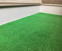 デメリットが気になるベランダの人工芝