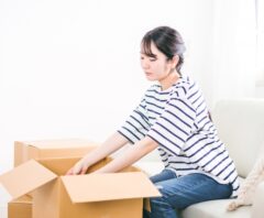 間に合わないかもしれない退去時の掃除と荷づくりをしている女性