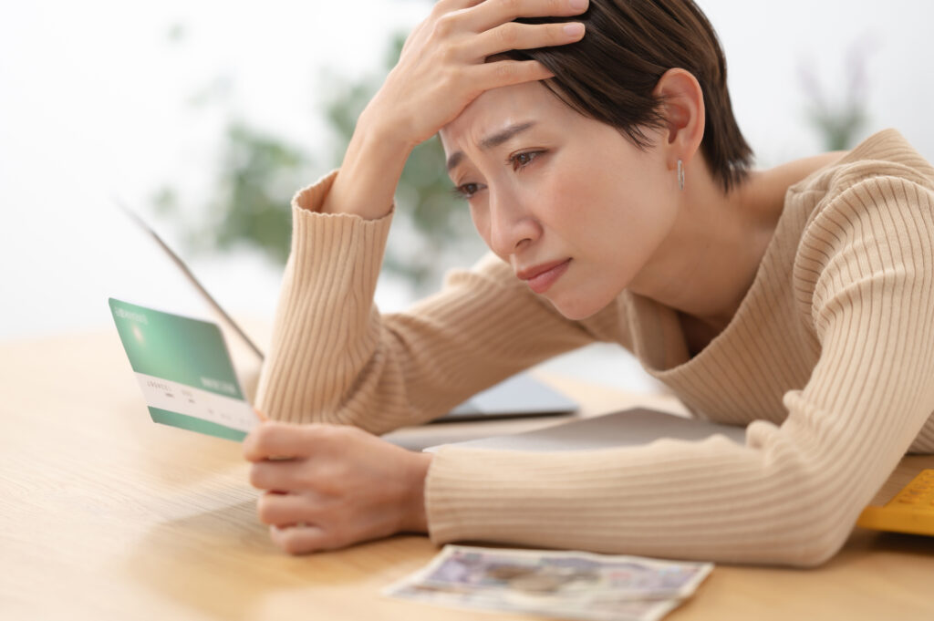 ゴキブリ駆除の高額請求で通帳とにらめっこしている人